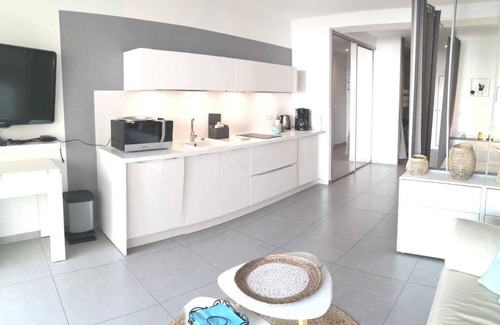 Juan-les-Pins Apartment | JUAN LES PINS Grand Studio Front de mer 4 Personnes