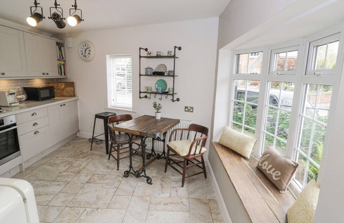 Stratford-upon-Avon Cottage | JUBILEE COTTAGE, pet friendly, with a garden in Tiddington