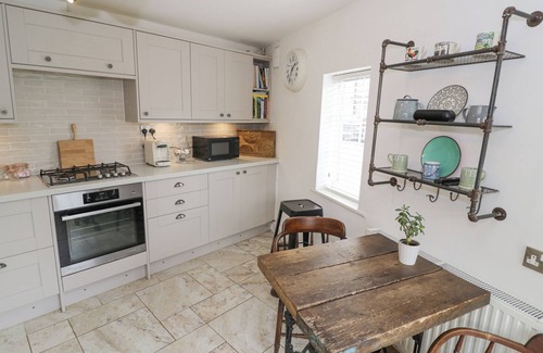 Stratford-upon-Avon Cottage | JUBILEE COTTAGE, pet friendly, with a garden in Tiddington