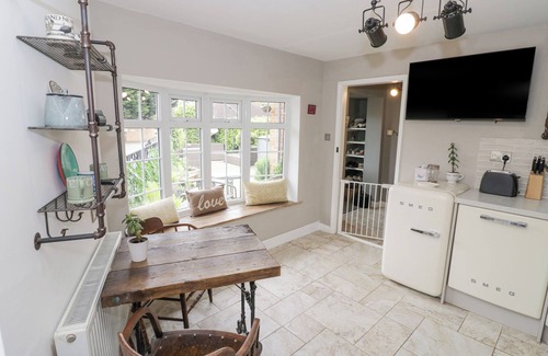 Stratford-upon-Avon Cottage | JUBILEE COTTAGE, pet friendly, with a garden in Tiddington