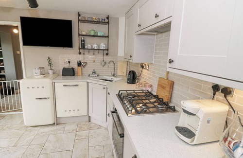 Stratford-upon-Avon Cottage | JUBILEE COTTAGE, pet friendly, with a garden in Tiddington