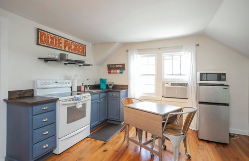 Glencliff Apartment | Jukebox Bungalow: Private, Charming Studio Less than 5 miles to downtown!
