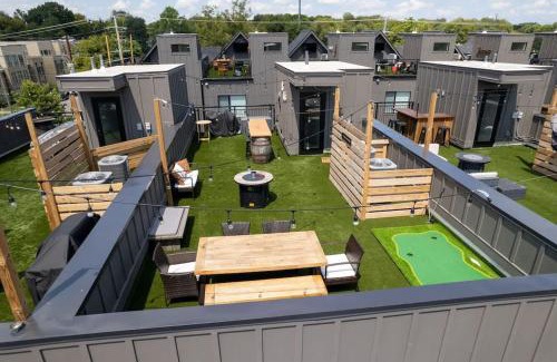 Cleveland Park House | June's Nash Home 4 Miles to Broadway-Rooftop Patio