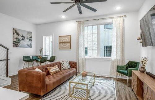 Cleveland Park House | June's Nash Home 4 Miles to Broadway-Rooftop Patio