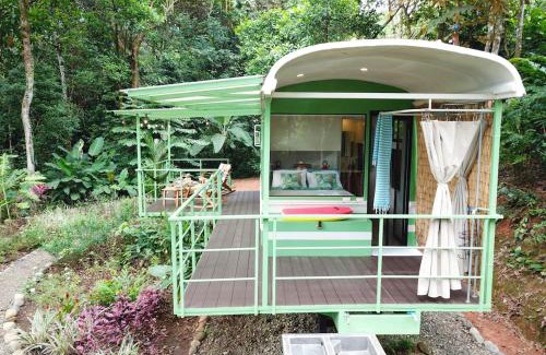 Savegre House | Jungle Bus, 5 min drive to PlayaLinda, 15 to Dominical, Wifi Starlink