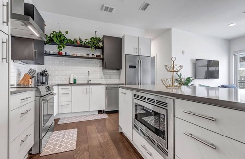 Five Points Condo | Jungle House: 2 Bed Condo w/parking & Patio