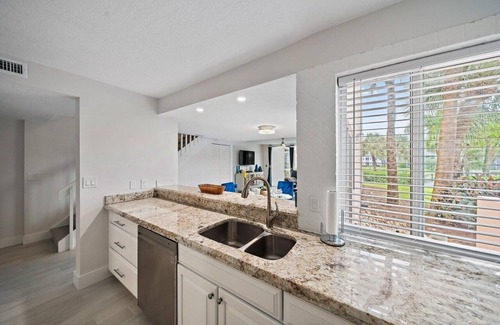 Jupiter Condo | Jupiter Dreams at Jupiter Bay! 2 bedroom, 2.5 bath Condo. Close to the beach!
