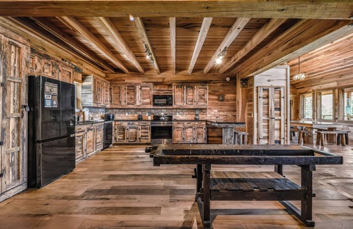 Wears Valley Cabin | Just Like Paradise: Putting Green✨HotTub✨Views✨FirePit✨Wears Valley