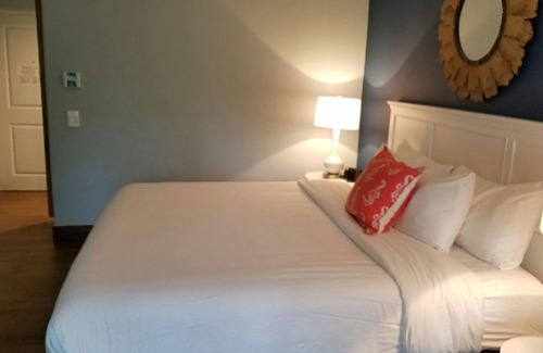 Marathon Resort | Just What You Were Looking For! 2 Great Units, Free Parking, Pool and Hot Tub