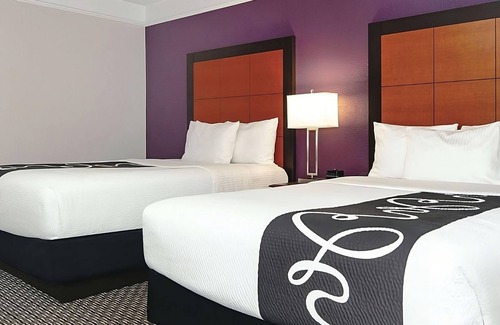 Guasti Hotel | Just What You Were Looking For! Spacious unit to Enjoy! Pool Access Free Parking