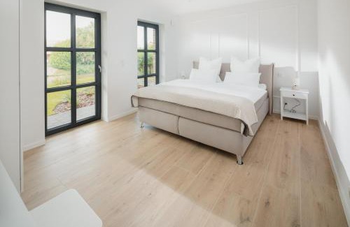 Greetsiel Apartment | Küsten Suite Nord - direkte Wasserlage, Terrasse, 70qm