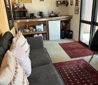 Tawharanui Apartment | Kākā Ridge Retreat Bush Hideaway