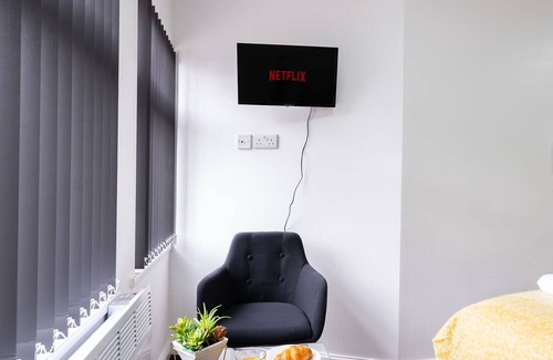 Stirchley Apartment | K Suites - Modern Central 2 bed Flat w/free WIFI