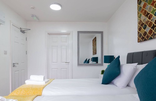 Stirchley Apartment | K Suites - Modern Central 2 bed Flat w/free WIFI