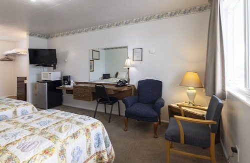 Frontier House | KABINO: Fossil Butte Motel #07 King A/C Mini Fridge Microwave Cable Wifi