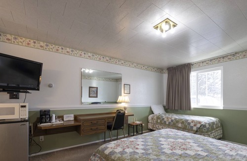 Frontier House | KABINO: Fossil Butte Motel #11 King A/C Mini Fridge Microwave Cable Wifi