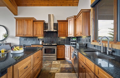 Clawson House | KABINO: Partial A/C Hot Tub FirePit Foosball Telescope Games WiFi Grill Mtn Views