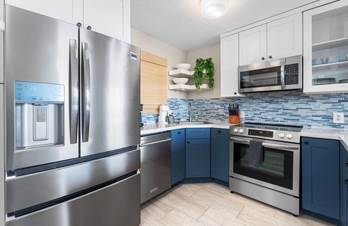 Historic Kailua Village Condo | Kailua Village#705 Top Floor, Gorgeous Remodeled 2 bedroom, in Heart of Town