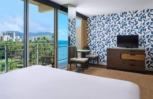 Diamond Head - Kapahulu - St. Louis Hotel | Kaimana Beach Hotel | Ocean View King | Wake Up to Ocean Views