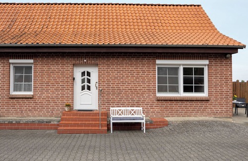 Uelzen Apartment | Kaiser Holiday and Fitters' Apartment with private terrace and WI-FI