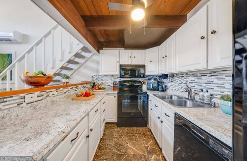 Kihei Condo | KAK C405 Updated 2BD Condo Across Beach w Pool AC