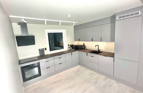 Tromso Apartment | Kaldfjord Aurora Apartments New top floor. Free parking. Close to nature.