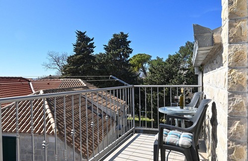 Kastel Kambelovac Apartment | KAMBELOVAC 2 - stylish & cozy apartment for up to 4 persons, 150m from a beach