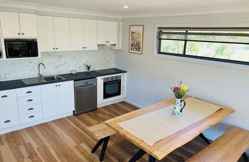 Central Mudgee House | Kangaroo Gully is a two bedroom house nestled in the eucalyptus trees.