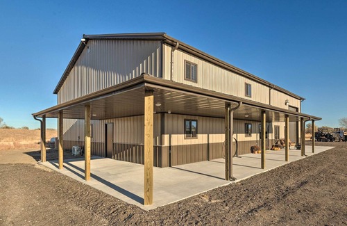 Great Bend Cabin | Kansas Hunting Lodge: Pets & Large Groups Welcome!