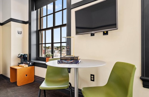 East Liberty Apartment | Kasa Steps to Bakery Square Cozy Studio The Maverick