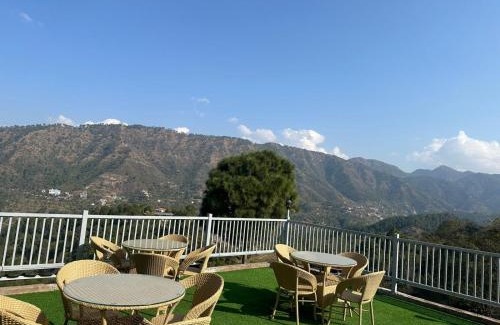 Kumarhatti Apartment | kasauli Oaks With Pool by kasauli Vista