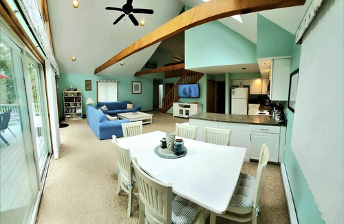 Katama House | Katama Retreat! 5min drive to Beach & Harbor. *Aug.9th Ferry Resv available*