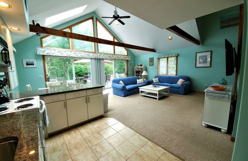 Katama House | Katama Retreat! 5min drive to Beach & Harbor. *Aug.9th Ferry Resv available*