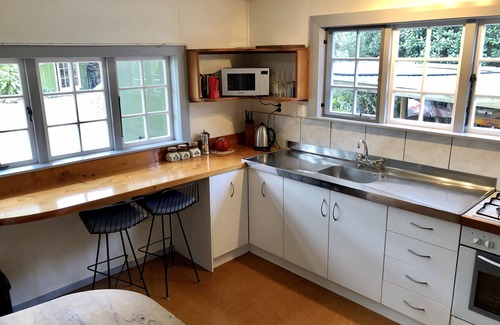 Kerikeri Cottage | Kauri post cottage, close to everything!