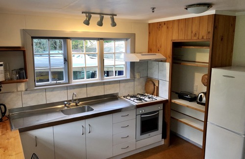Kerikeri Cottage | Kauri post cottage, close to everything!