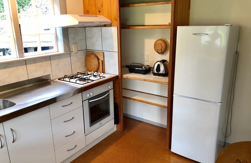 Kerikeri Cottage | Kauri post cottage, close to everything!