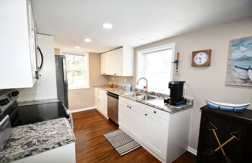 Lindstrom House | Kayaks - Firepit - Dock - Fishing & more!