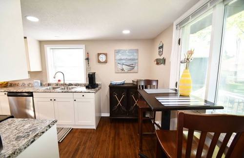 Lindstrom House | Kayaks - Firepit - Dock - Fishing & more!