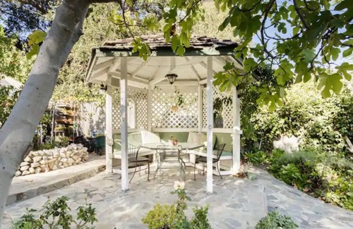 Encino House | Keep Cool in the Poolside Shade at a Charming Encino House
