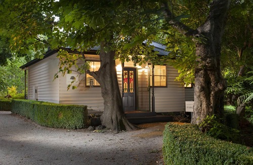 Sassafras Cottage | Keepers Cottage At Moulton Park Estate - Nestled amongst an extensive English inspired garden at the original Moulton Park Estate.