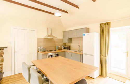 Blairgowrie Cottage | Keepers Cottage - sleeps 6 guests in 3 bedrooms, hot tub.