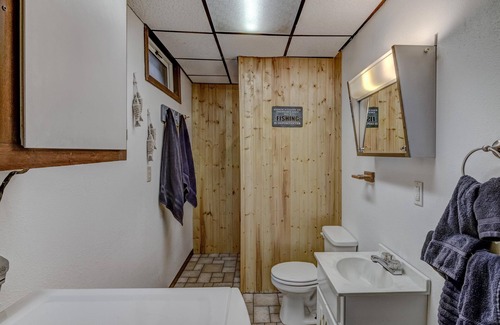 Phillips House | Keepin it Reel Lakefront Home: dock, raft; supper clubs/bars in walking distance