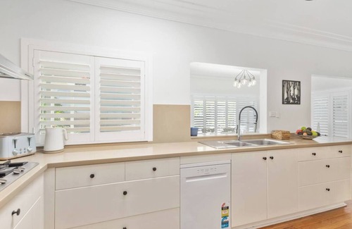 Keiraville House | Keira Poolside Escape Wollongong and UOW Proximity