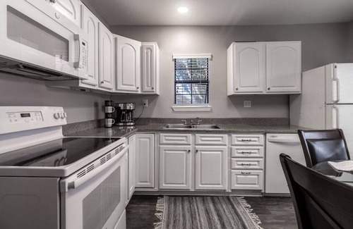 Clear Lake Shores House | Kemah Getaway-Whole House with Private Fenced Backyard