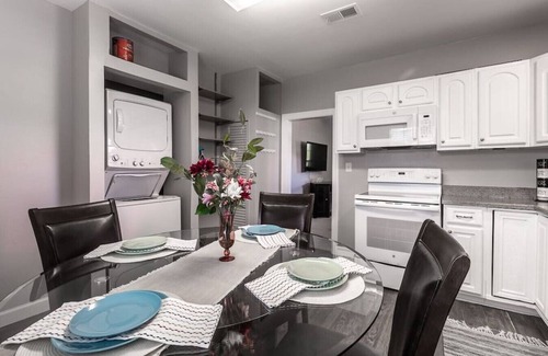 Clear Lake Shores House | Kemah Getaway-Whole House with Private Fenced Backyard