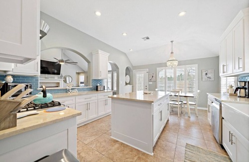 Clear Lake Shores House | Kemah Pool Paradise, Walk to Park & Boardwalk