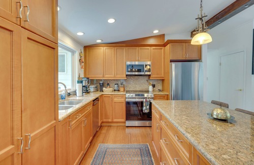 Kenmore Apartment | Kenmore Retreat w/Shared Hot Tub - 1 Mi to Lake!