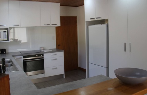 Wanaka House | Kennealy House - an ideal spot to relax, 15 minute walk to town and lake.