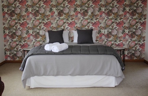 Wanaka House | Kennealy House - an ideal spot to relax, 15 minute walk to town and lake.