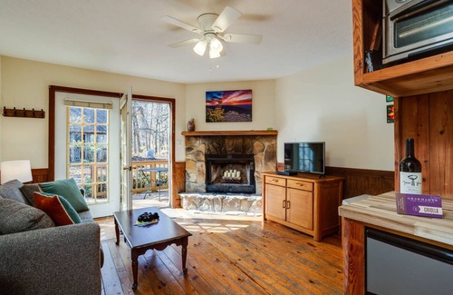 Lyndhurst Cabin | Kennedy Ridge Cabin-1BR, jacuzzi, kitchenette
